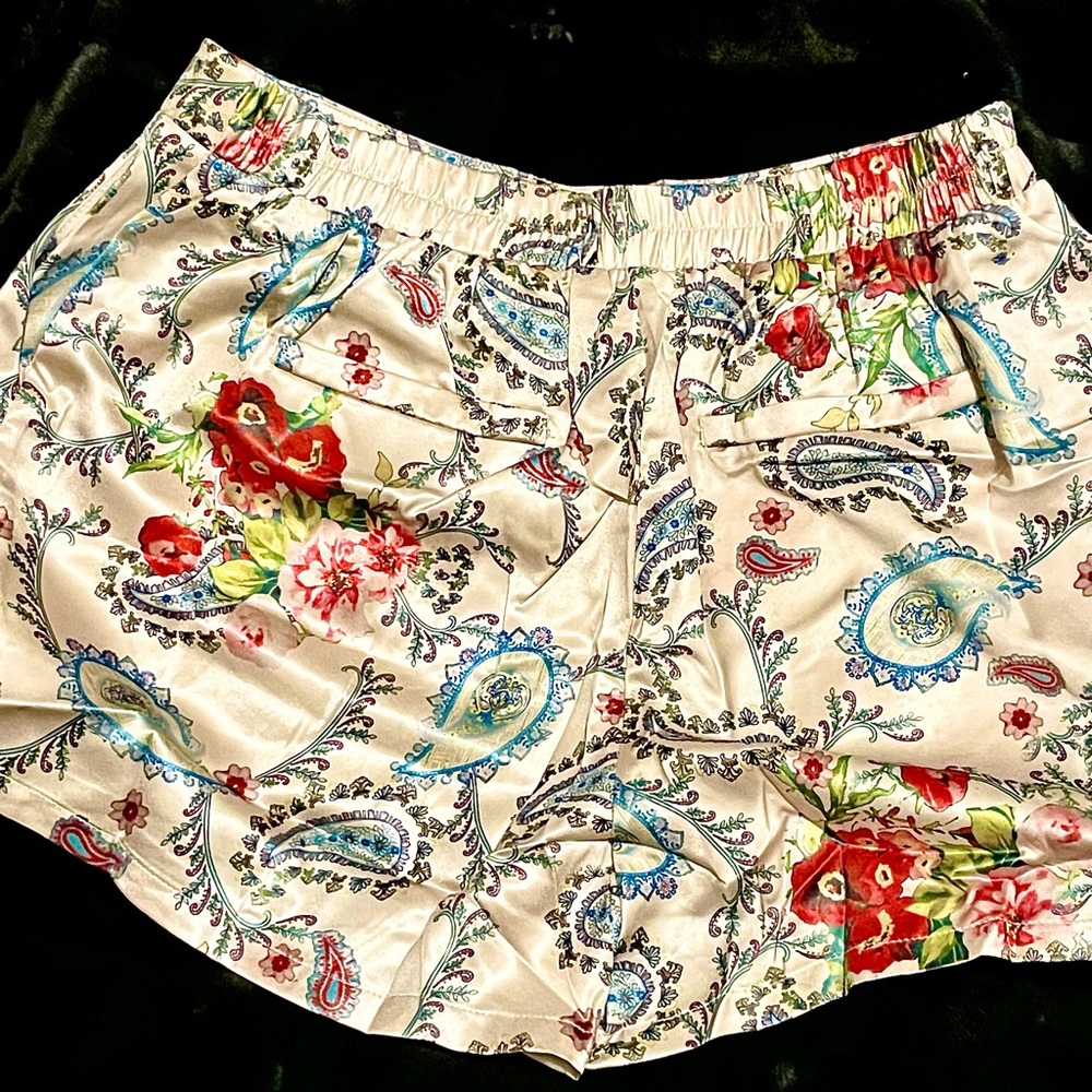 Umgee Floral Paisley Cream Women's Shorts, size L, NWT - Picture 7 of 13